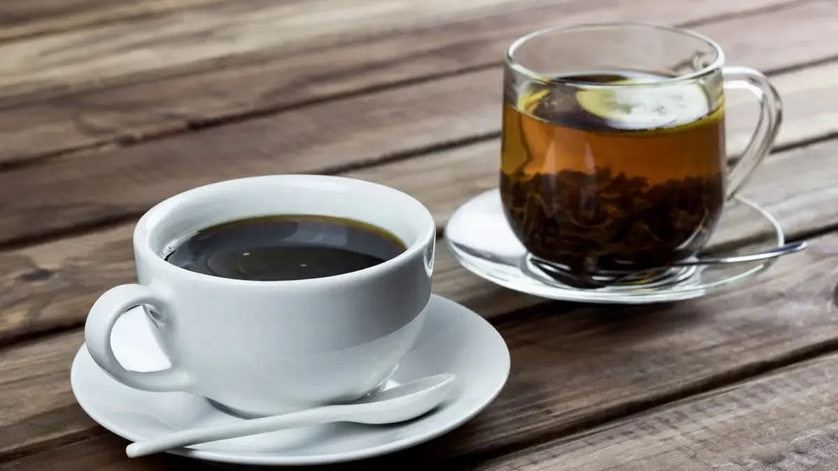 هل القهوة والشاي ضمن السوائل التي يوصى بالحصول عليها يومياً؟