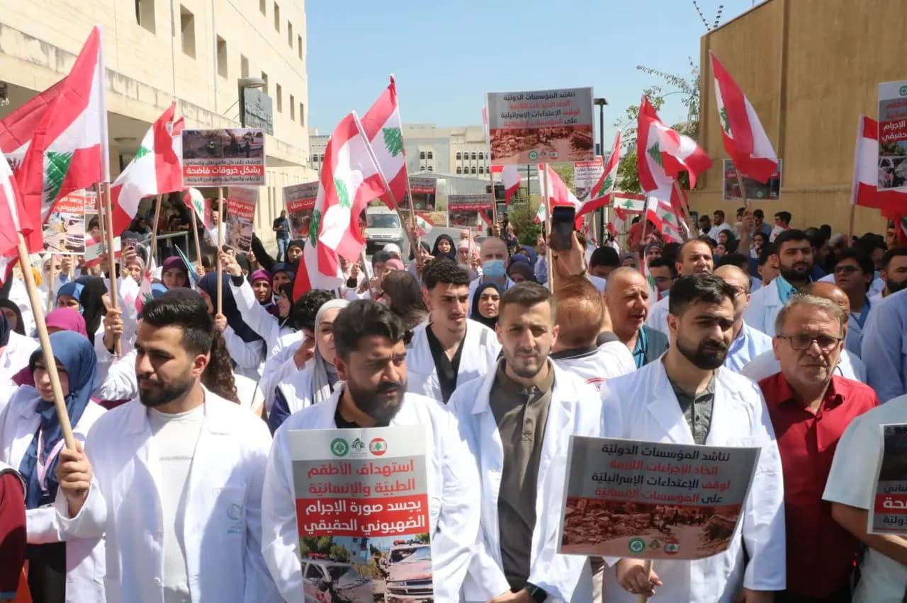 "تضامنًا مع مستشفيات الجنوب".. وقفة احتجاجية أمام وزارة الصحة