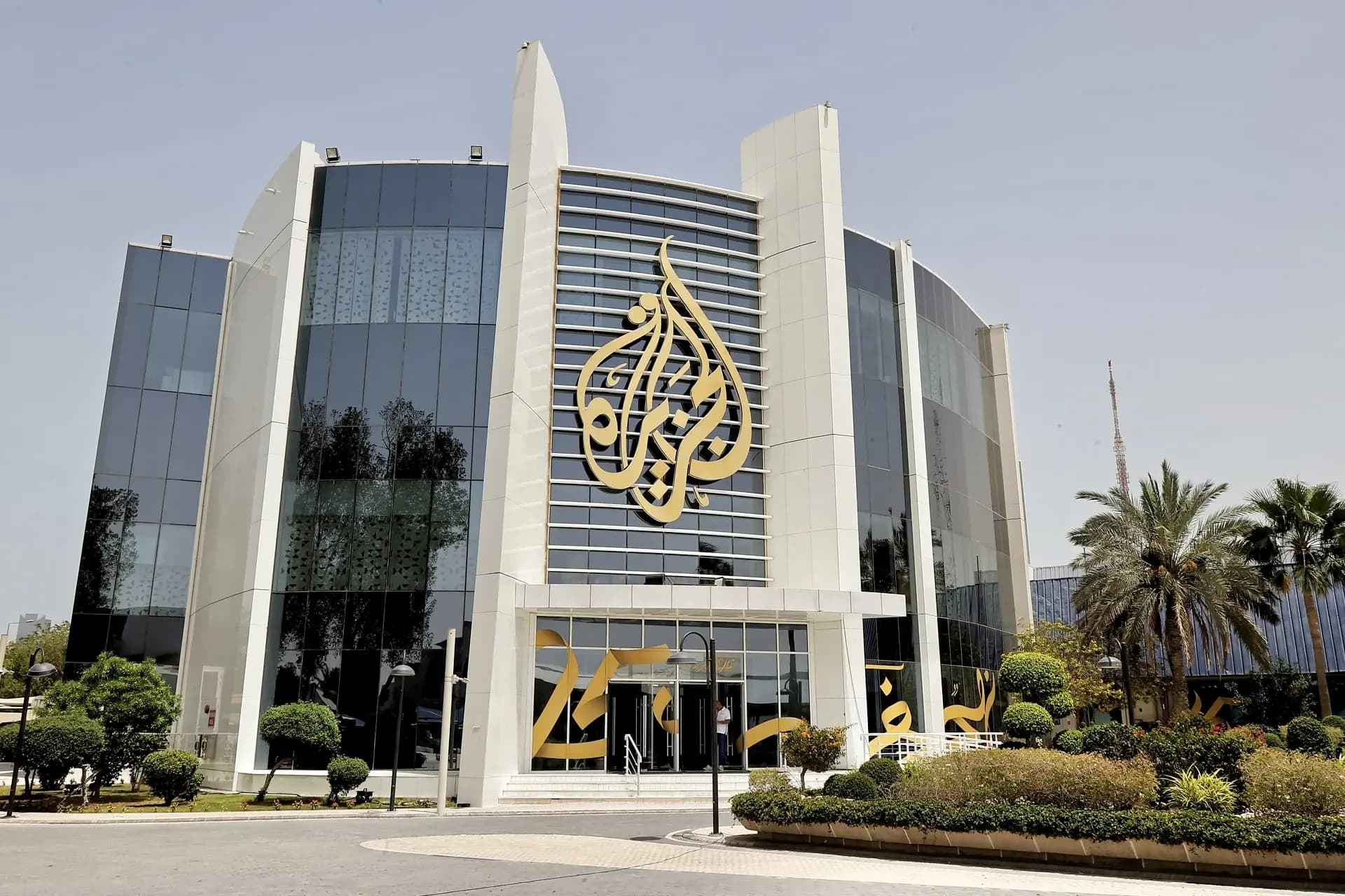 الكيان يضيق الخناق على "الجزيرة"