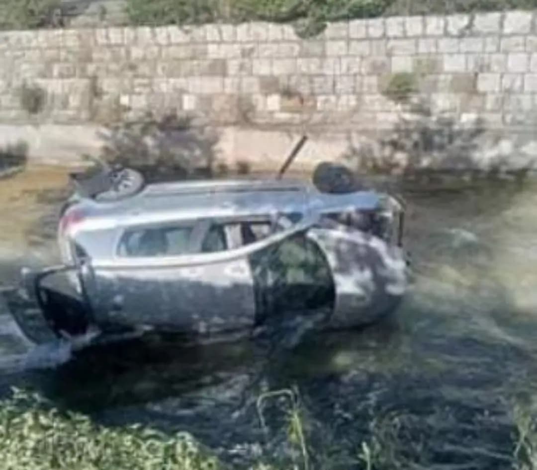 انقلاب سيارة في نهر البردوني مقابل محطة البريدي، وتم نقل السائق إلى المستشفى