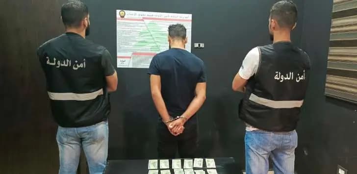 يروّج العملات المزيّفة.. وهذا مصيره