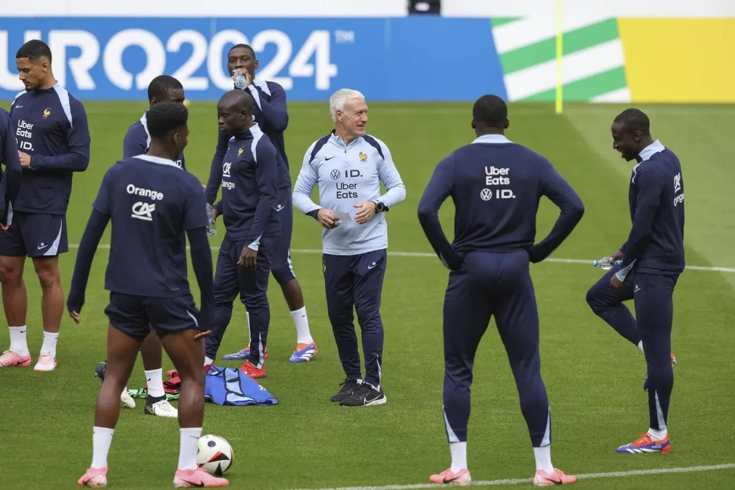 قبل ساعات من مباراته الأولى.. زائر غير متوقع يفتك بالمنتخب الفرنسي