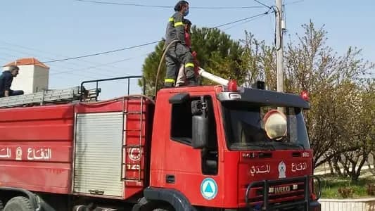 بالصورة.. الدفاع المدني يخمد حريقا في عمود كهرباء