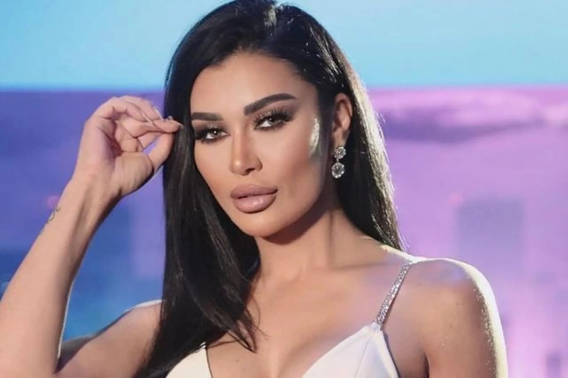 من جديد نادين الراسي تثير الجدل.. وتقتحم بيت جيرانها