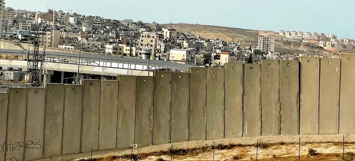 "بسهولة".. تسلقوا الجدار الفاصل ودخلوا الأراضي المحتلة