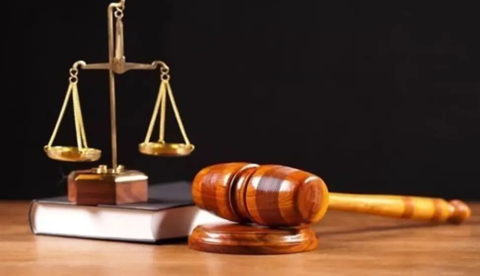 قاضية توقف موظفين عن العمل على خلفية ادعاء النيابة المالية عليهم