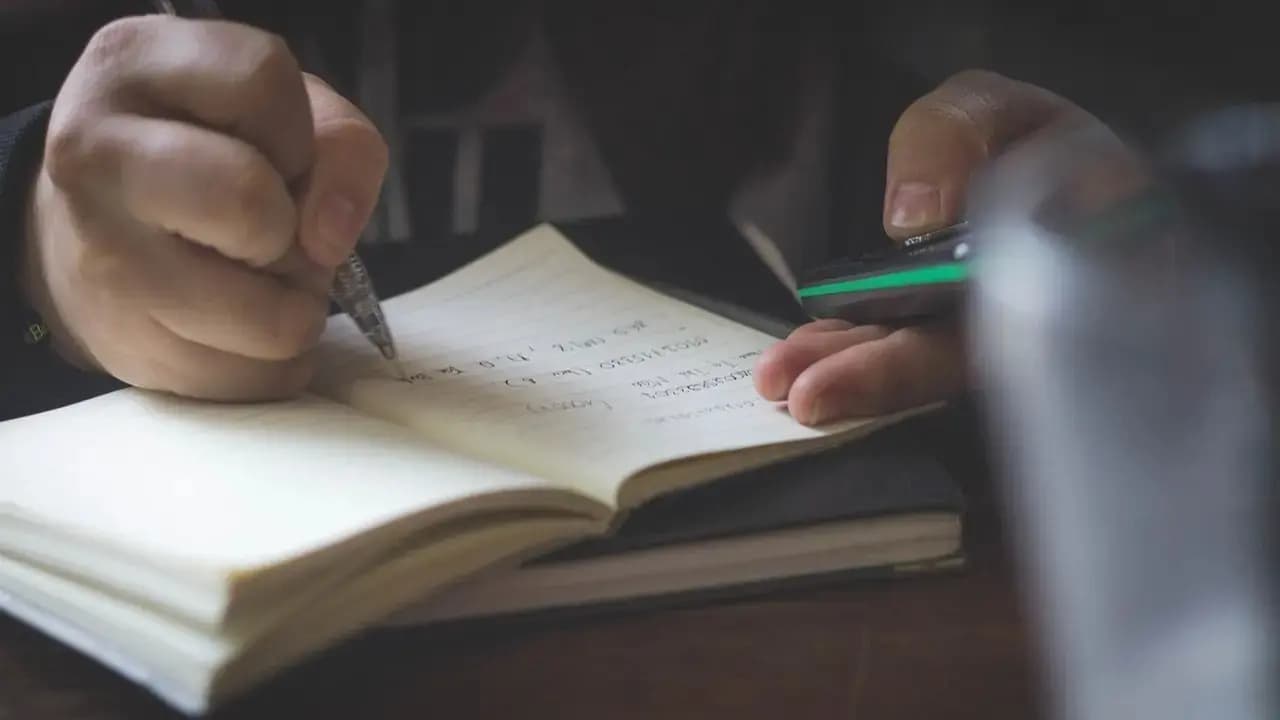إيطاليا تحظر الهواتف في المدارس.. لهذا السبب