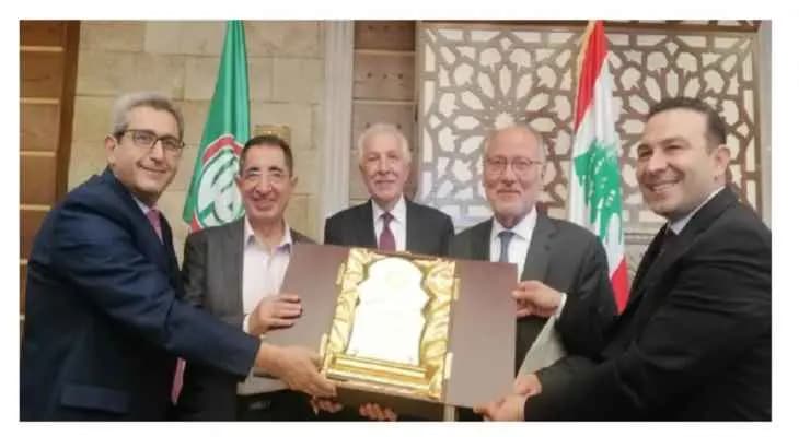 الحلبي في حفل تكريمي له ولفريق عمل الوزارة