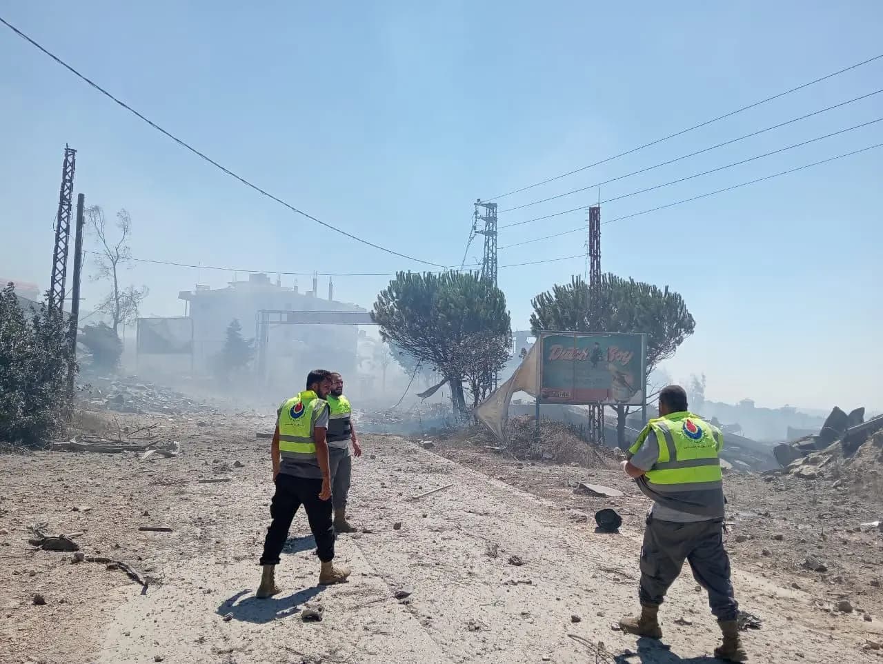 بأعجوبة.. نجاة فريق الدفاع المدني من استهداف العدو