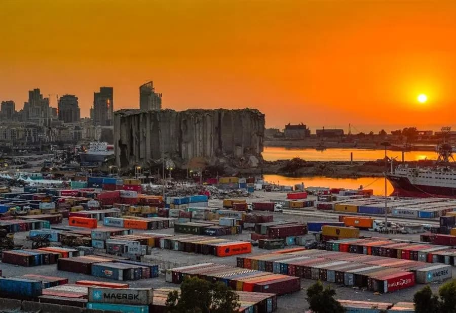 فوج إطفاء بيروت يعالج تسرب مادة كيميائية في مرفأ بيروت
