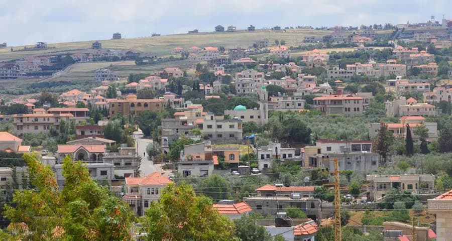 العدو يواصل اعتـ.ـداءاته ويستهدف سيارة في الجنوب