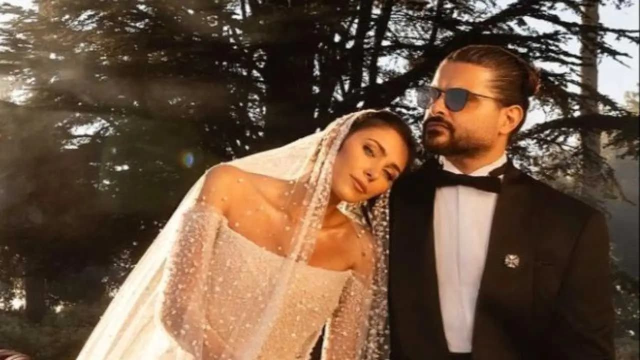 "العروس دانييلا في اليونان وحيدة".. فأين ناصيف؟