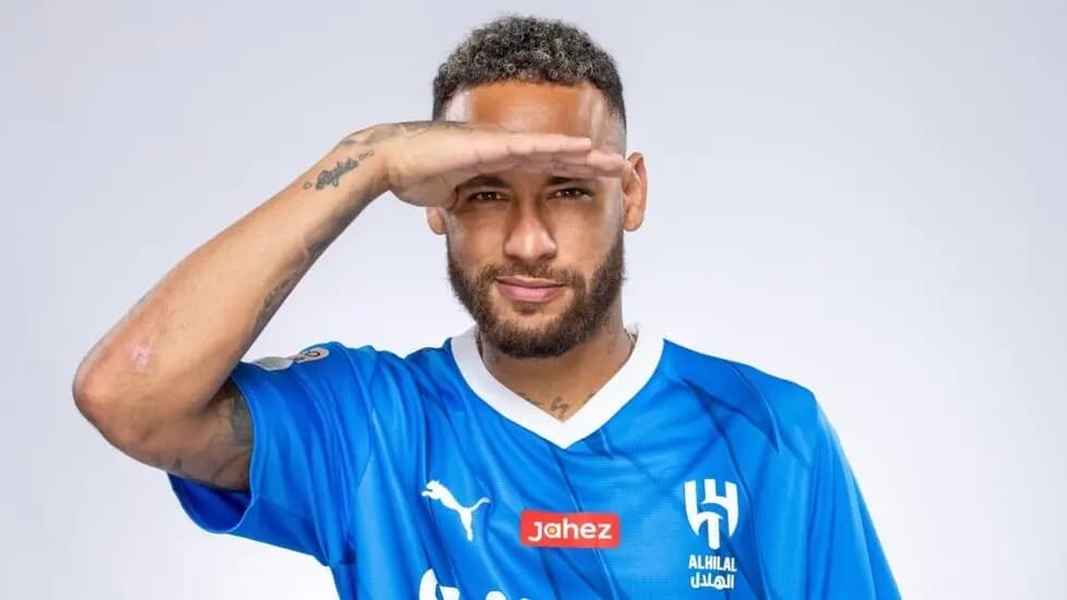 بالصور: نيمار يلاعب ابنته