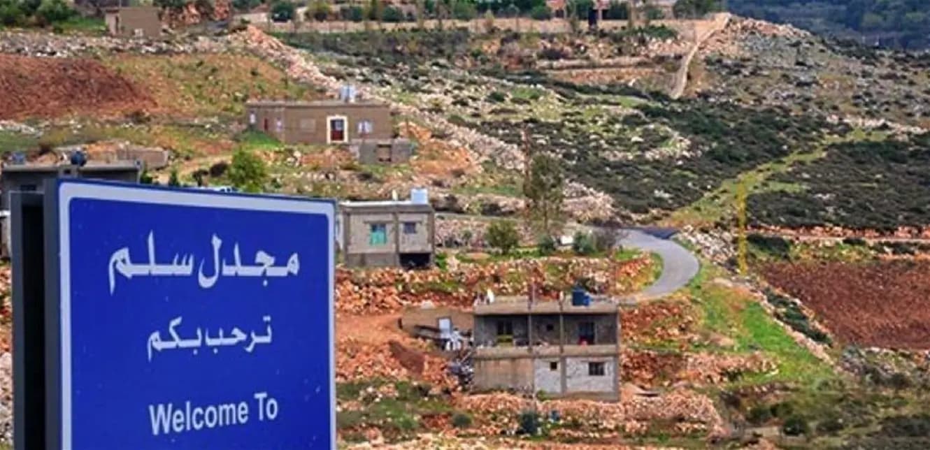 "في مجدل سلم".. غارات وإصابات