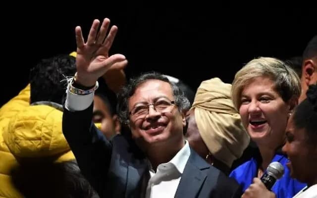 غوستافو بيترو أول رئيس يساري في تاريخ كولومبيا