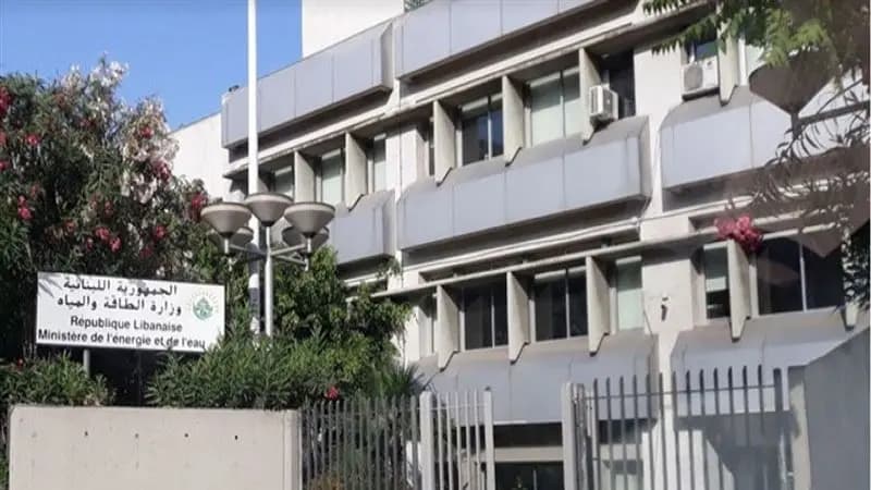 بالصورة: "غرقان لشوشتو".. حلاقة في الوزارة!