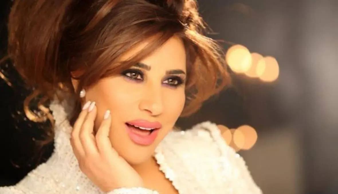 "على غفلة".. مُعجب يأخذ نجوى كرم في الأحضان