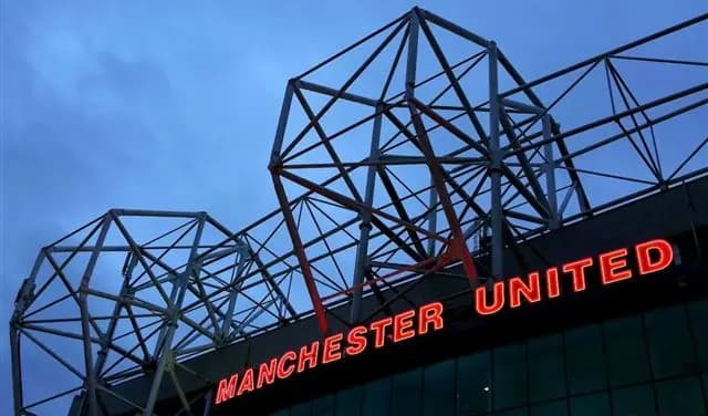 مقابل 60 مليون يورو.. مانشستر يونايتد يضمّ لاعبًا جديدًا
