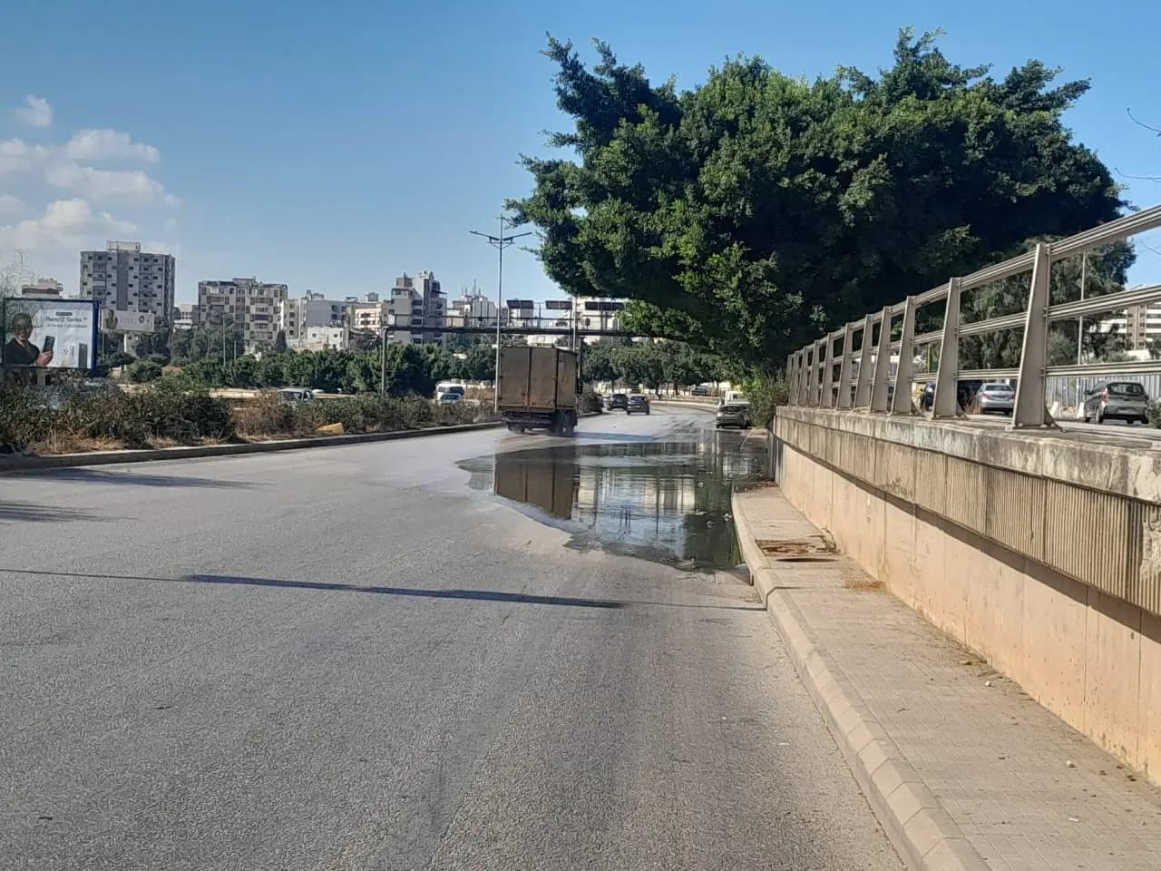 بالصور.. انقلاب مركبة وتحذير للسائقين على أوتوستراد الرئيس لحود