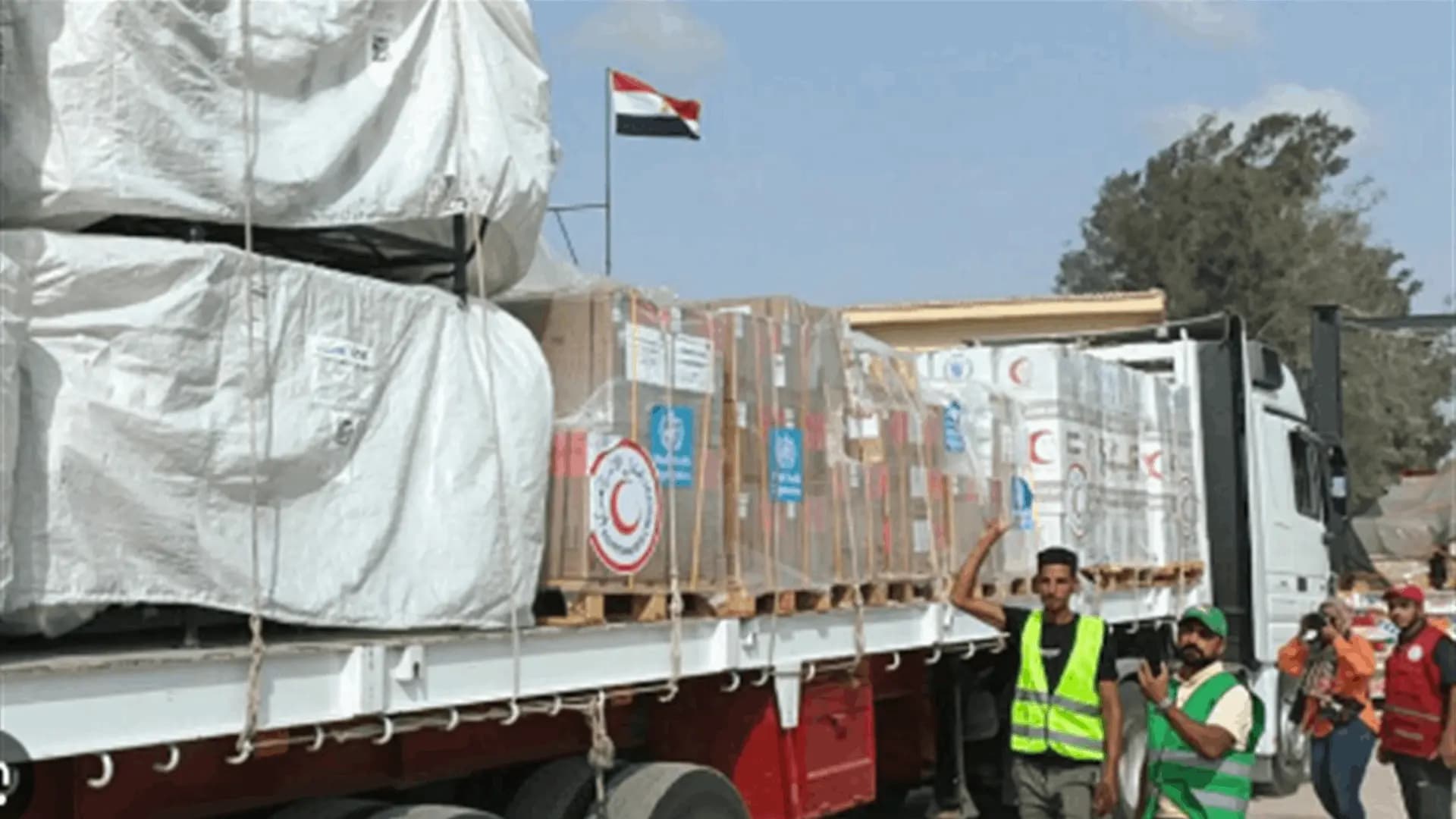 في غزة.. إصابة شاحنة مساعدات بنيران العدو