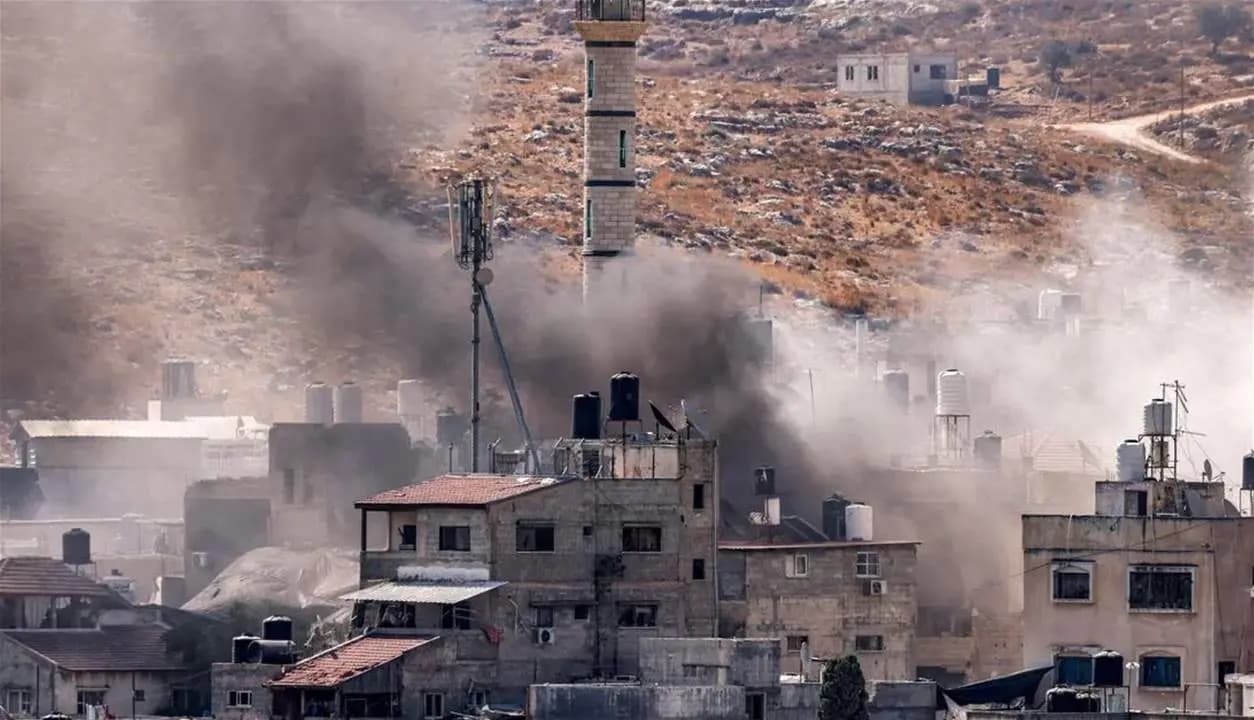 العدو يواصل إرهابه.. ويحرق منازل الفلسطينيين