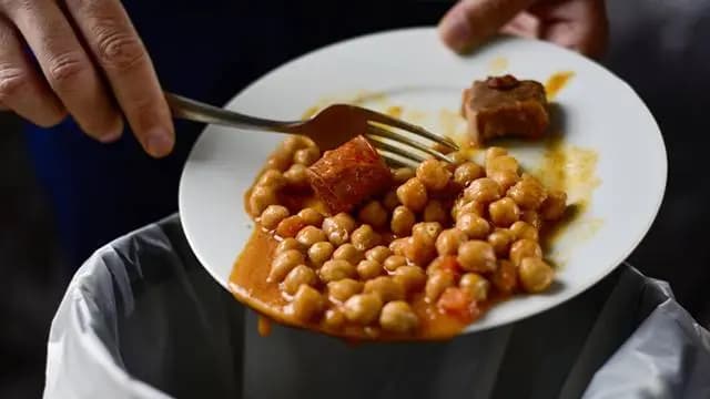 كيف يتخلّص اللبناني والكوري الجنوبي من فضلات طعامهم؟