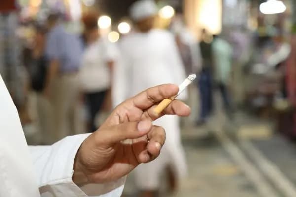 رئيس وزراء بريطانيا: لحظر التدخين في الأماكن المفتوحة