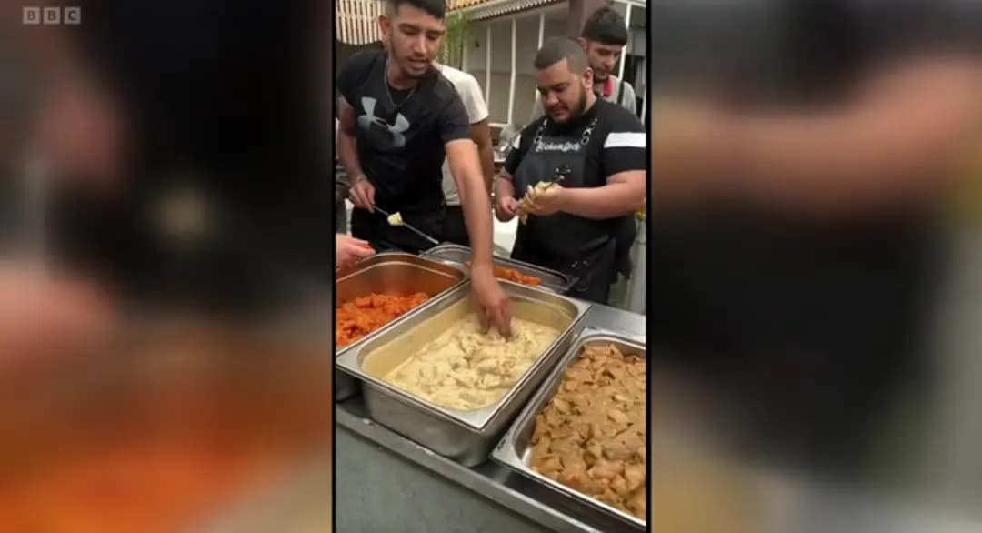 بعد احتراقه بالكامل .. طباخ جزائري شهير يقيم حفل شواء على أنقاض مطعمه