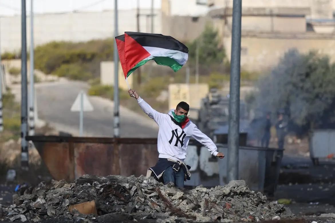 المقاومةُ خيارٌ لا قرارٌ أيها المرجفون...