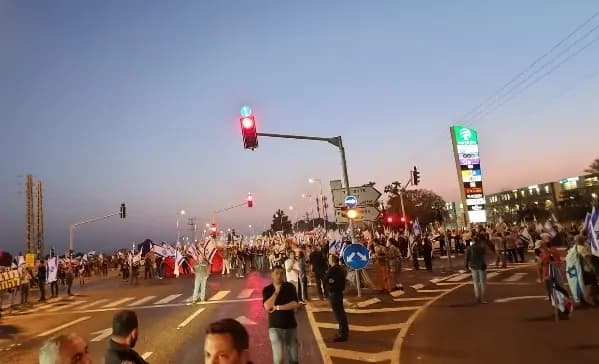 مئات الصهاينة يغلقون مفرق "كركور".. و هذا ما يطالبون به