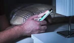 سيئات استخدام الخلوي قبل النوم