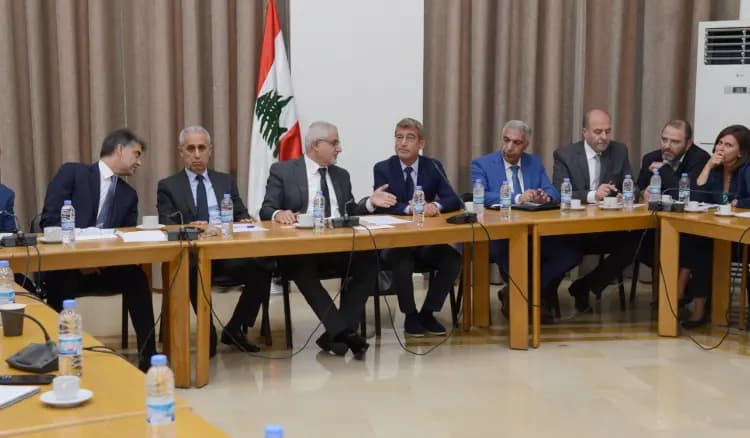 تحسين التغذية بالكهرباء على طاولة لجنة الأشغال