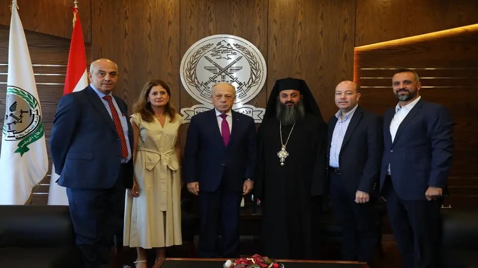وزير الدفاع يشدد على حق العسكريين برواتب تؤمن لهم نسبة لائقة من حقوقهم