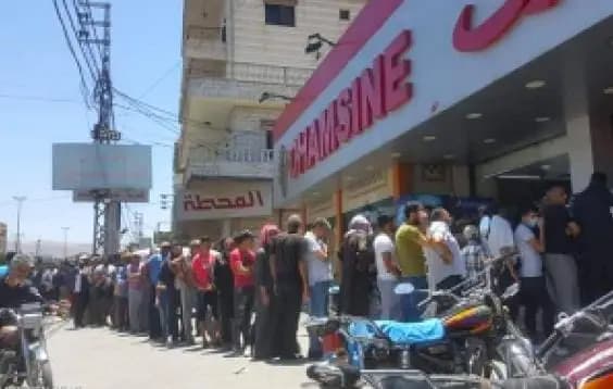 وزير الاقتصاد في البقاع يمر على طوابير اذلال البقاعيين