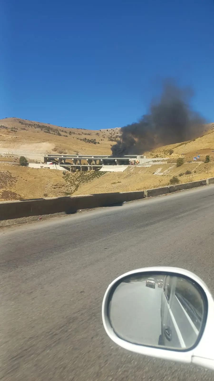 العدو يستهدف سيارة على طريق ضهر البيدر
