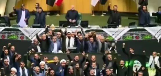 نواب البرلمان في إيران يهتفون "الموت لإسرائيل"