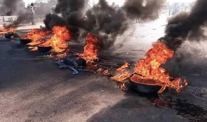العسكريون المتقاعدون يقطعون الطريق أمام بيت الكتائب في الصيفي بالإطارات المشتعلة