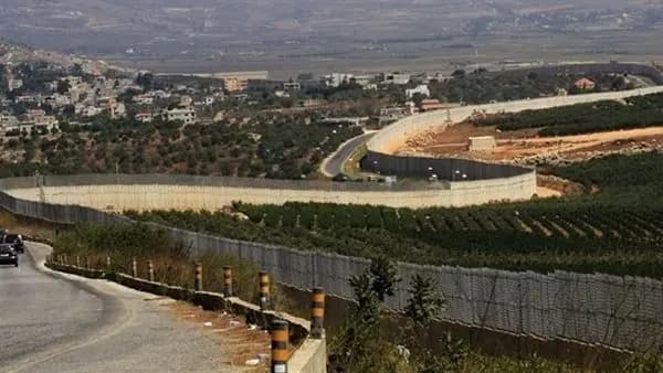 بالصور: جيش العدو يترك آلية قبل هروبه من الجنوب