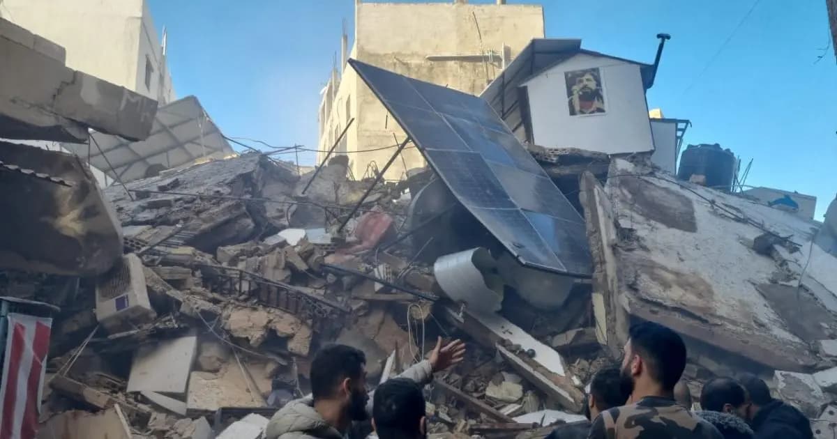 جراء الغارات المعادية.. انهيار مبنى سكني في الضاحية