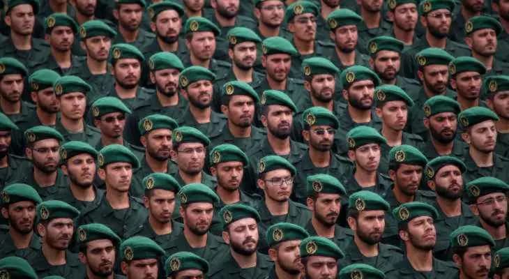 ‏رويترز عن التلفزيون الإيراني: الحرس الثوري يحتجز أجانب بينهم نائب رئيس البعثة البريطانية بسبب مزاعم تجسس