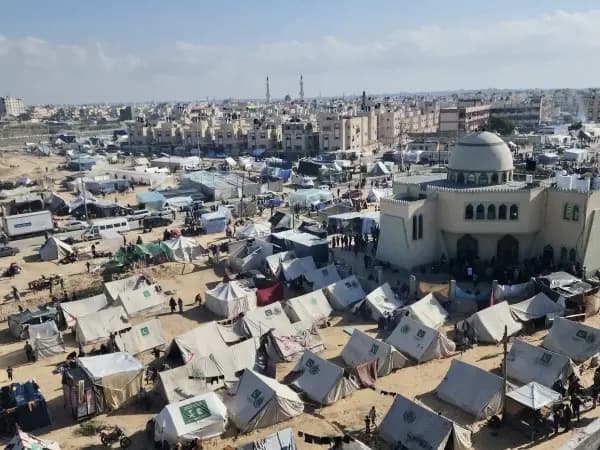 الاحتلال يرتكب مجزرة في دير البلح و"حماس" تعلق