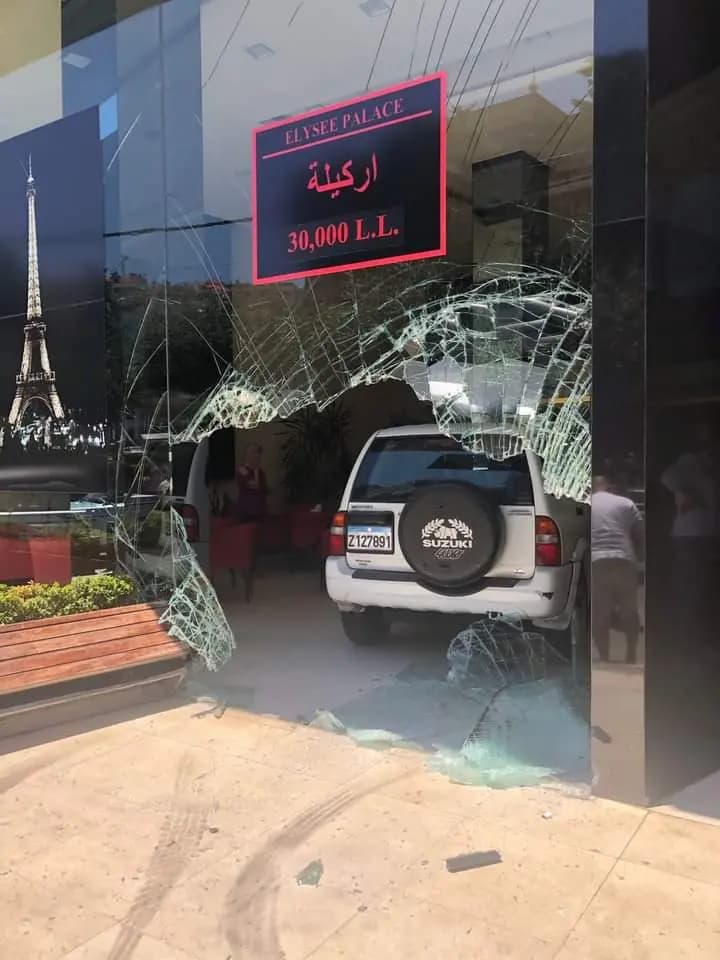 اصطدام سيارة في واجهة مطعم Elysè Palace زحلة
