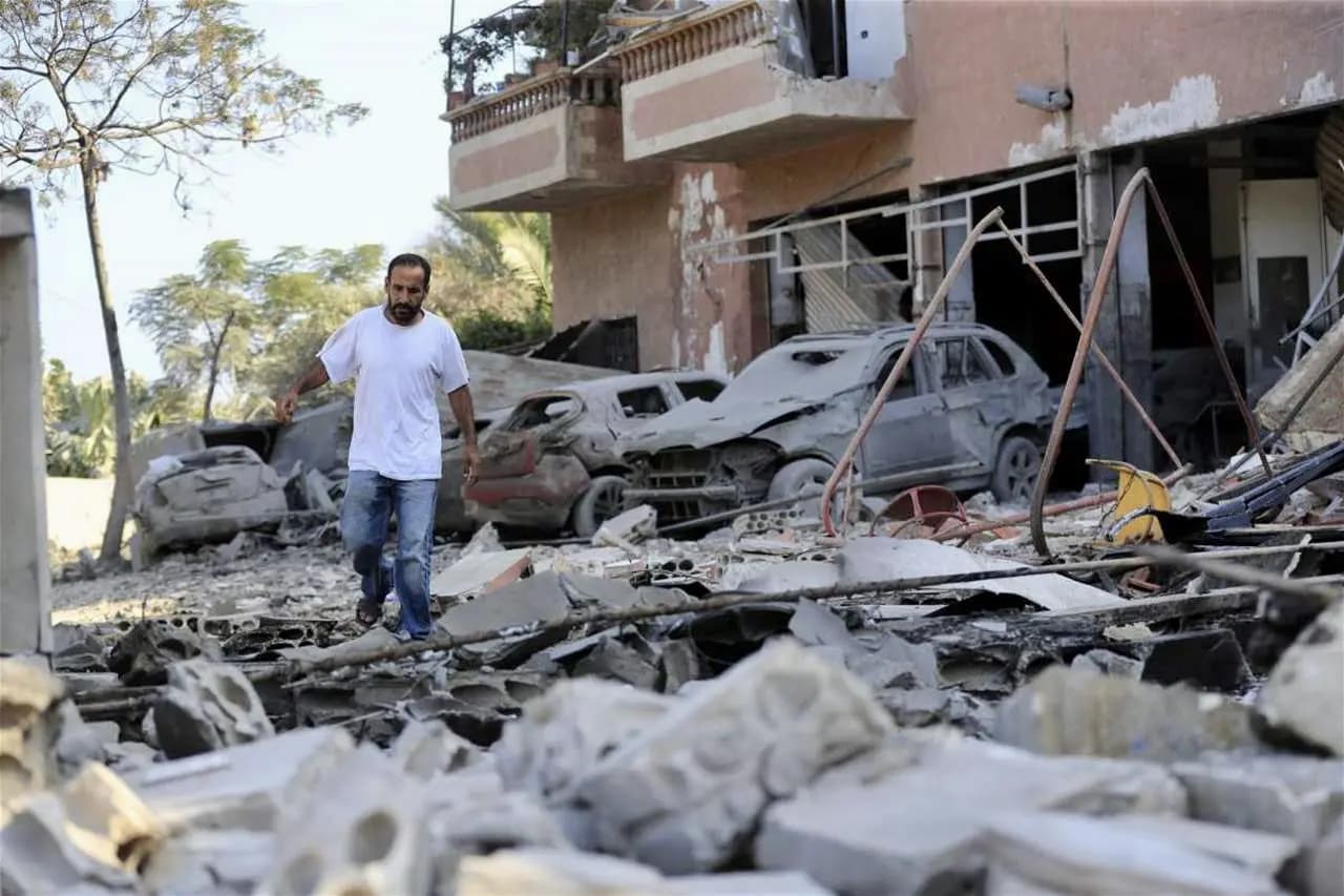 "تحت الأنقاض".. العثور على شاب حي في الكرك