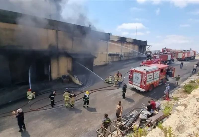 إخماد حريق معمل السجاد والانتقال إلى مرحلة التبريد