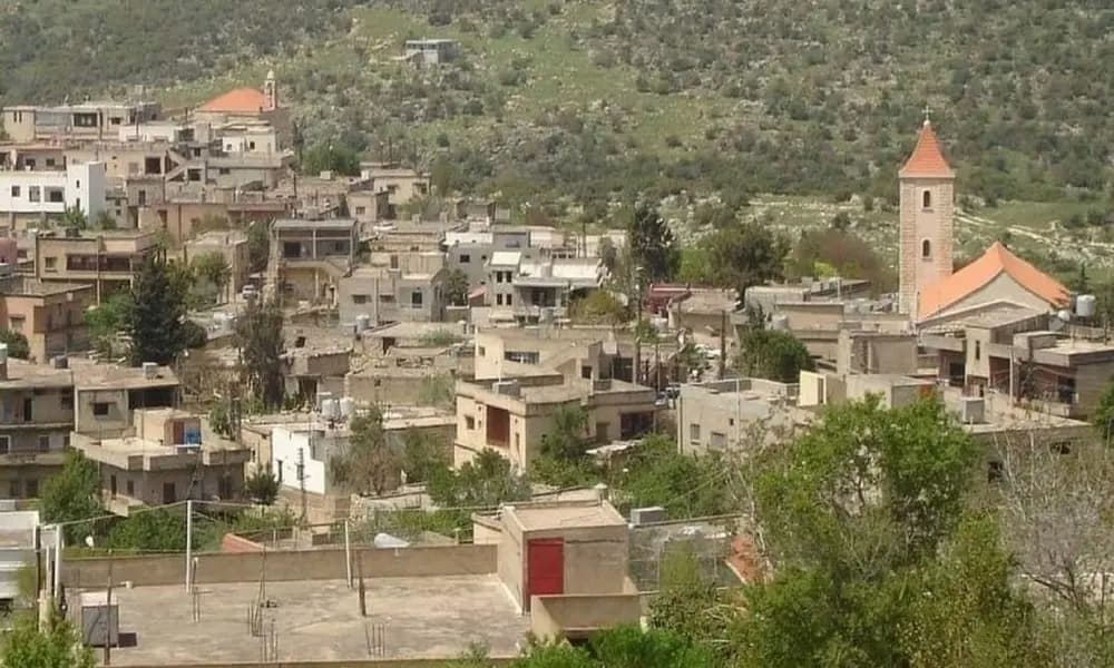 "العدو يستهدف بلدة دبل".. والأهالي باقون