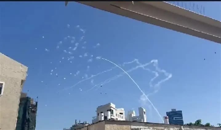 "ضمن عمليات خيبر".. قاعدة بحرية للعدو تحت نيران المقاومة