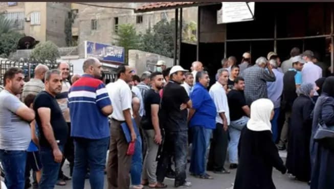 تدافع أمام أحد الأفران و " الدنيا هيك.. الدنيا هيك"
