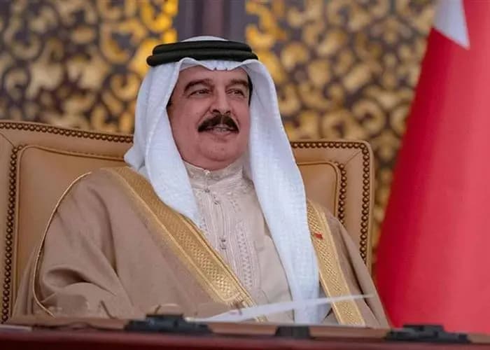 " الأوضاع الإقليمية".. بين الملك البحريني وعراقجي