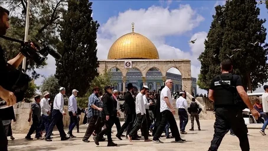 اقتحام واسع لباحات الأقصى ومنع المصلين من الدخول