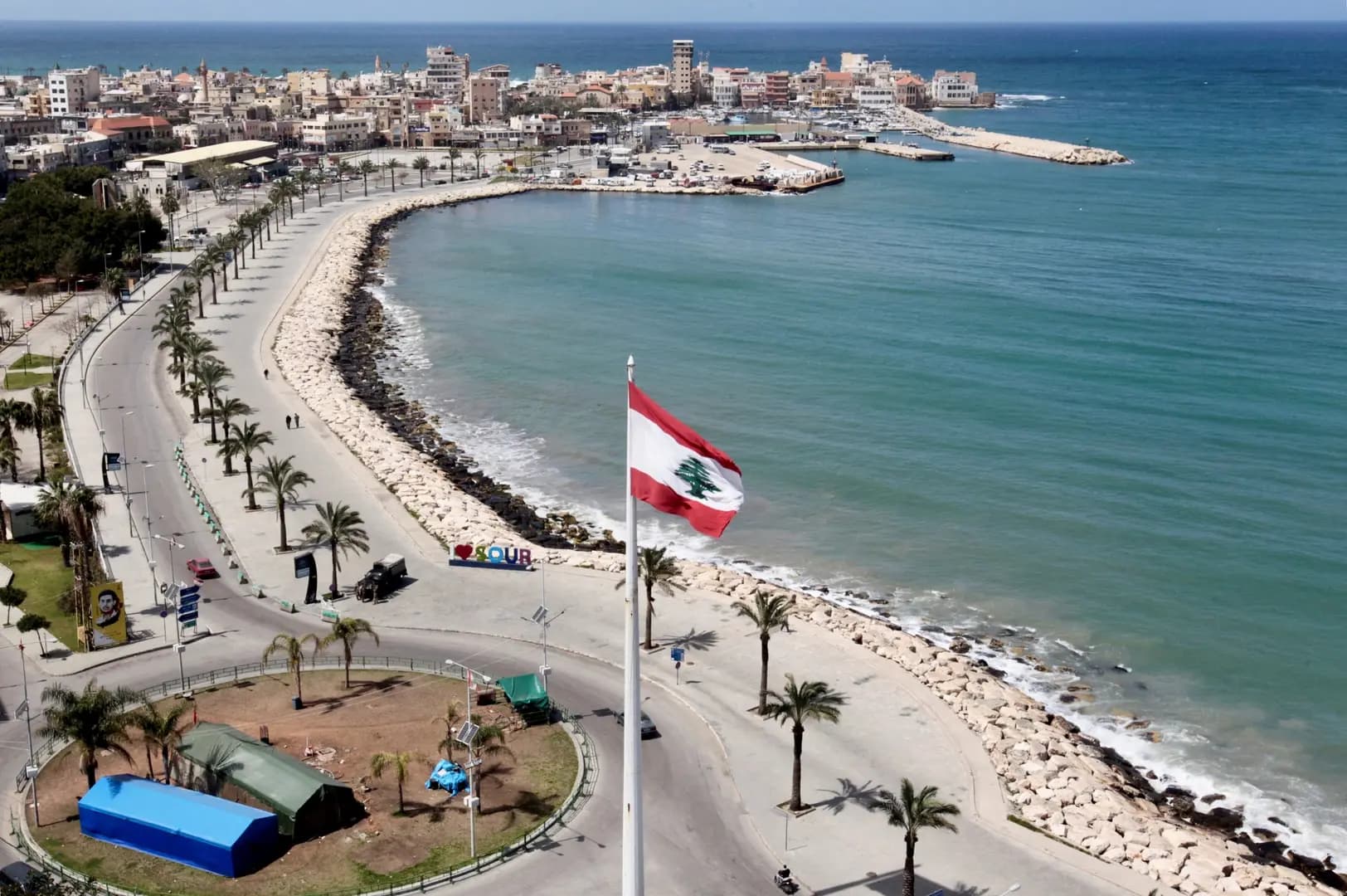 "بعد تهديد صور".. الدفاع المدني يبادر لإنقاذ المدنيين